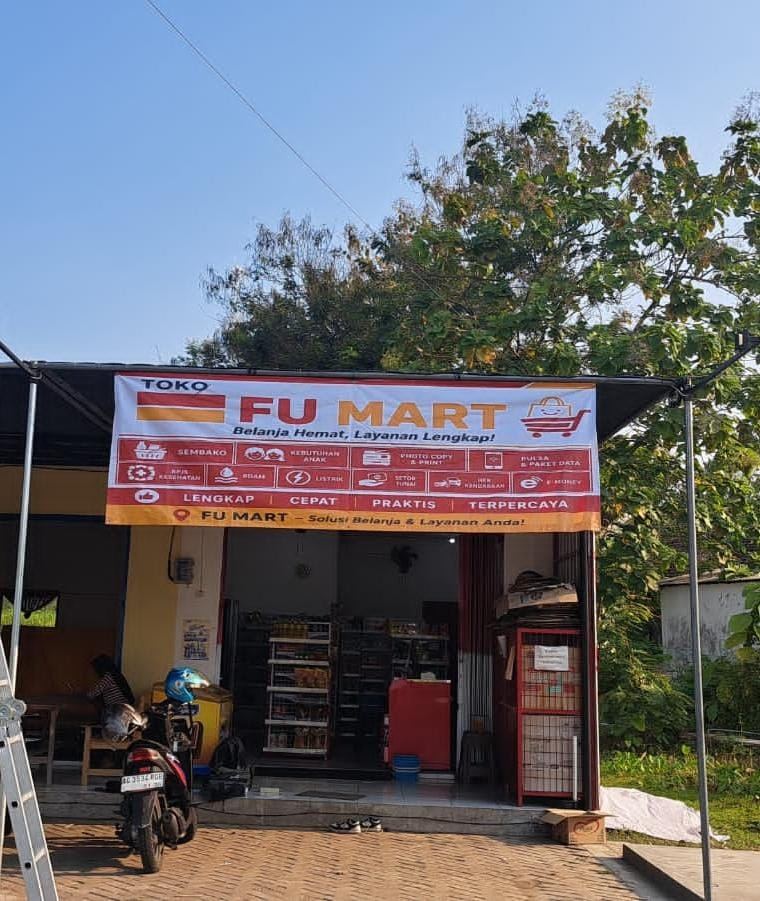 Suasana dalam toko FU MART